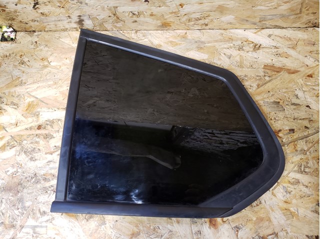 Скло багажника, ліве 51377205627 BMW