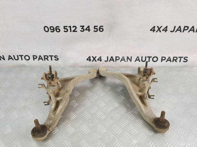 Важіль задньої підвіски верхній, лівий 55502CA000 NISSAN