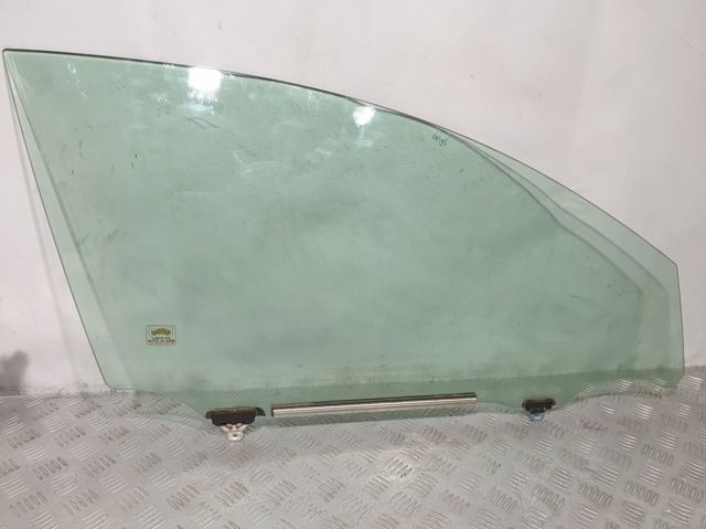 Скло пасажирських дверей 6810130780 TOYOTA