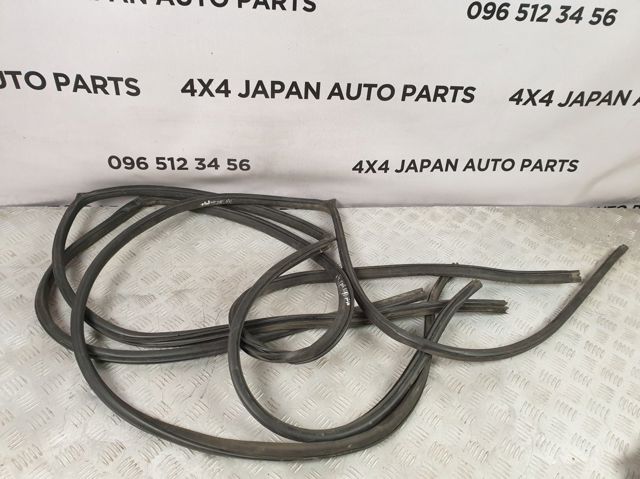 Прокладка дверей передніх, лівих (на кузові) 769228H300 NISSAN
