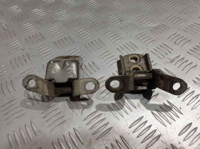 Петля передніх дверей права 804012F030 NISSAN