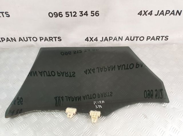 Скло заднє праве 82300CA000 NISSAN