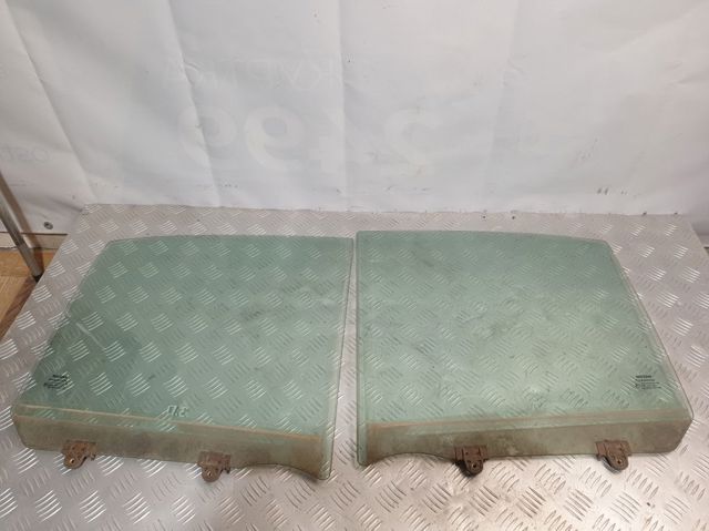 Скло задньої двері лівої 82301AX105 NISSAN