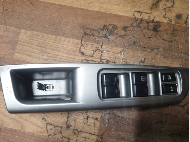 Кнопки переднього лівого склопід'ємника 83071FG090 SUBARU