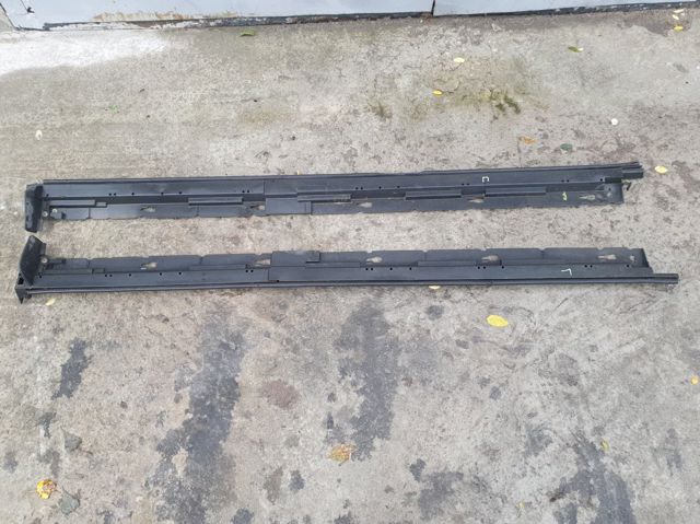 Накладка зовнішня (молдинг) порога, правий EG5151P40 MAZDA