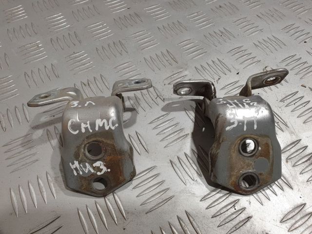Петля заднтої двері, лівої GS1D73240B MAZDA
