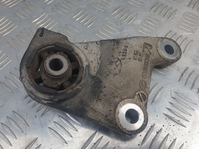 Кронштейн/траверса заднього редуктора, права KD352868XA MAZDA