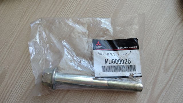 Болт кріплення заднього розвального важеля, внутрішній MU000925 MITSUBISHI