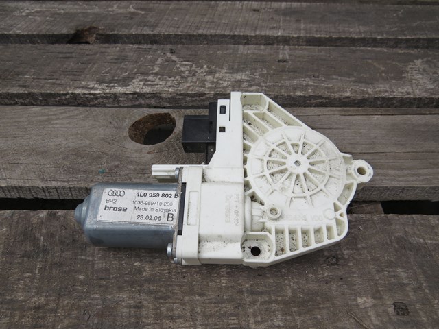 Моторчик склопідйомника двері задніх, правих 4L0959802B VAG