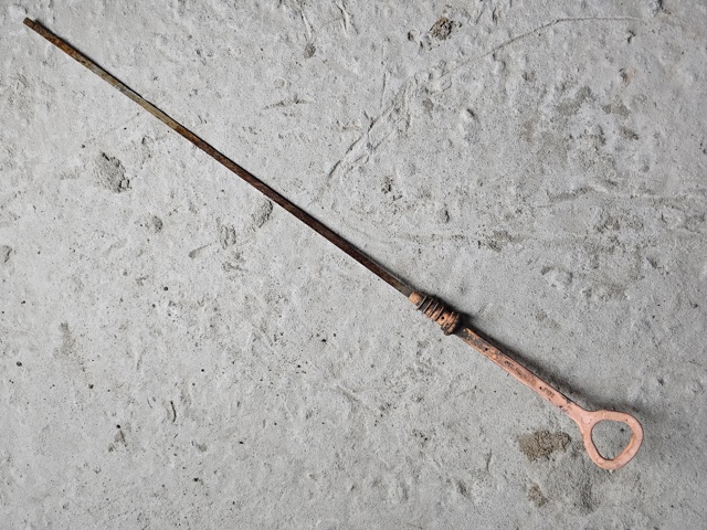 Щуп-індикатор рівня масла в двигуні Volkswagen Passat B2