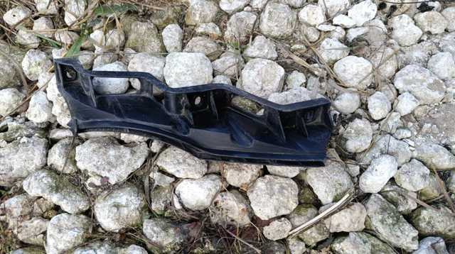 Кронштейн бампера переднього, зовнішній лівий 3C0807889 VAG