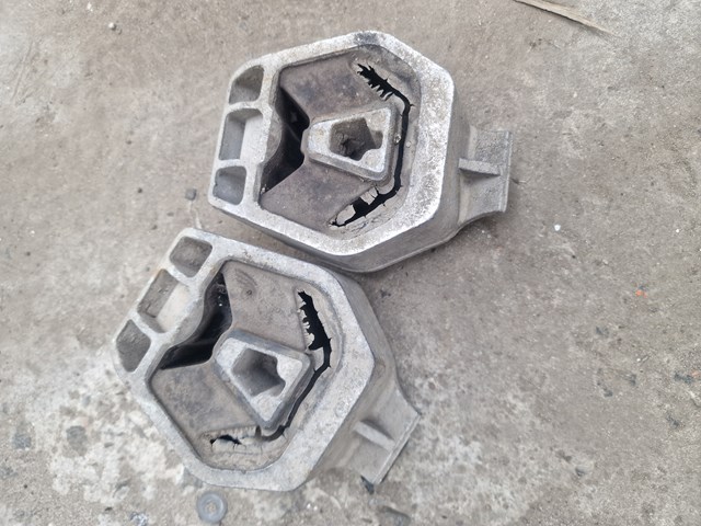 Подушка коробки передач 4A0399151D VAG