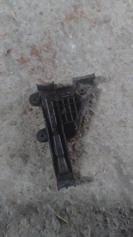 Направляюча переднього бампера, ліва 8A0807283 VAG