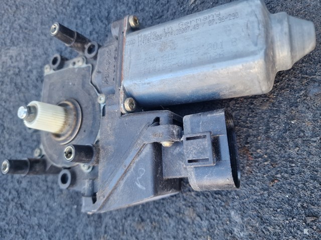 Привід ліфта передній 8D0959801B VAG