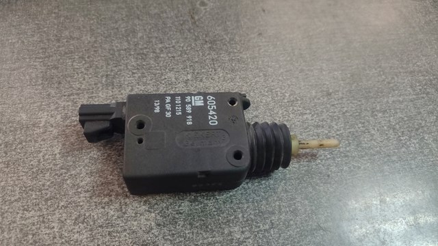Мотор-актуатор лючка омивача заливної горловини 90589918 GM