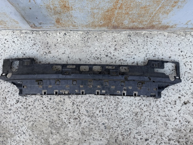 Кронштейн бампера заднього, центральний 51127428024 BMW
