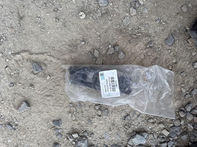Напрямна переднього бампера, права 7P6807184G MARKET (OEM)