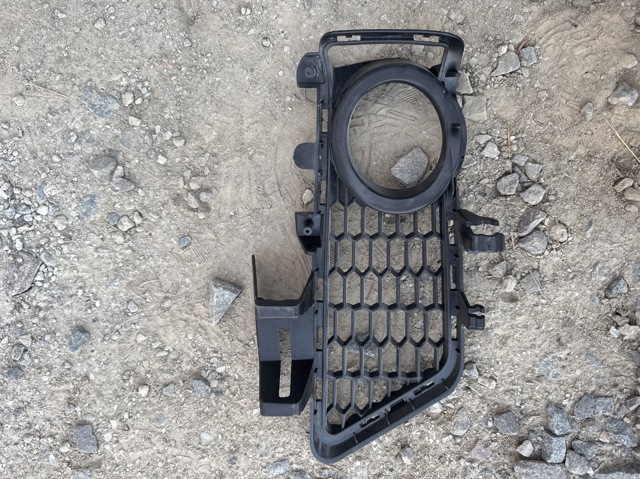 Заглушка ПТФ бампера переднього права 8062632 BMW