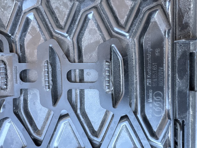 Захисна решітка радіатора 80F853651 VAG