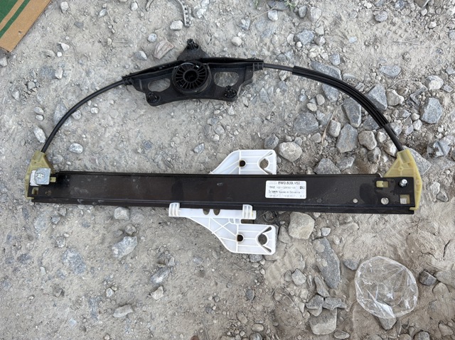 Склопідйомник задніх правих дверей 8W0839462 VAG