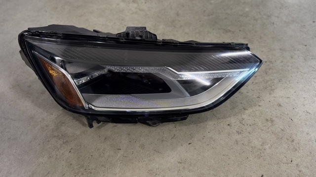 Фара передня права 8W0941012B VAG