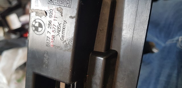 Кронштейн зовнішньої накладки порога правого 51777256920 BMW