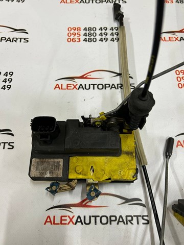 Замок передніх пасажирських дверей 30699749 VOLVO