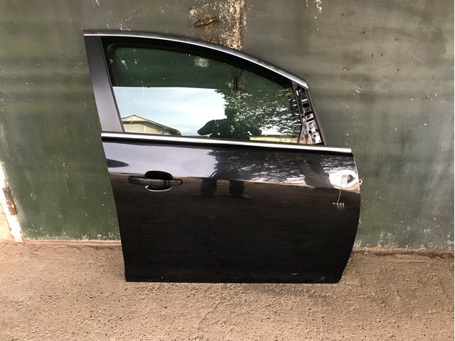 Пасажирські передні двері 13330766 GM