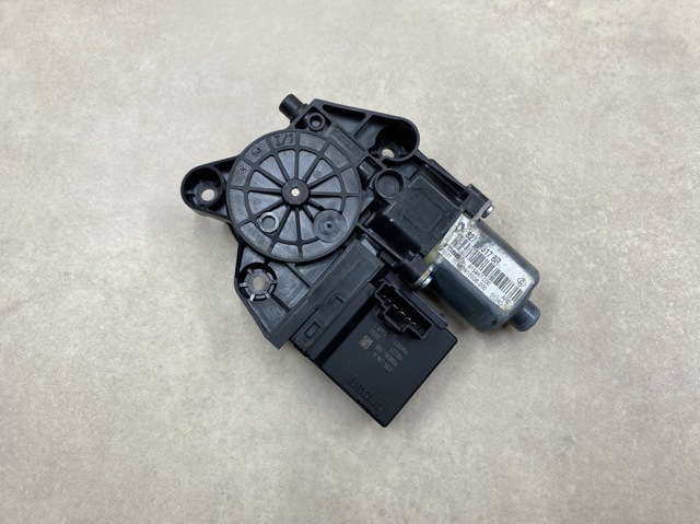 Мотор склопідйомника дверей задніх, правих 827303178R RENAULT