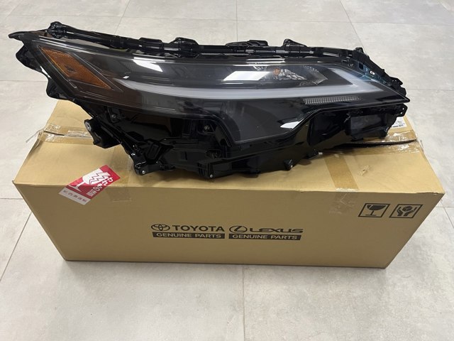 Фара комбінована, передня 811100E710 TOYOTA
