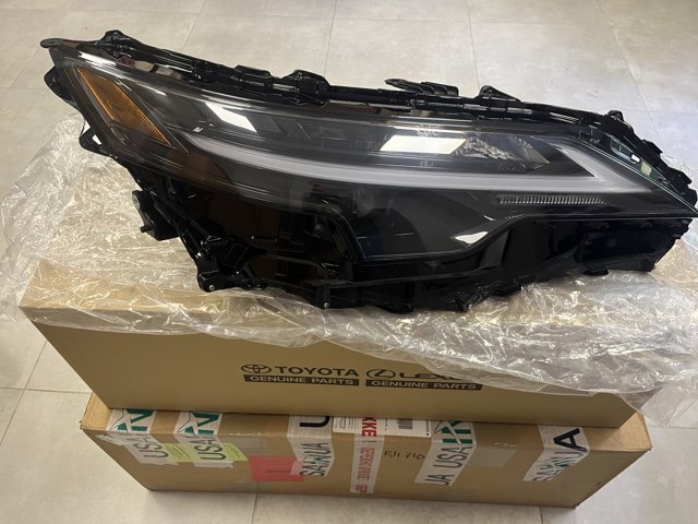 Фара правая 811100E710 TOYOTA