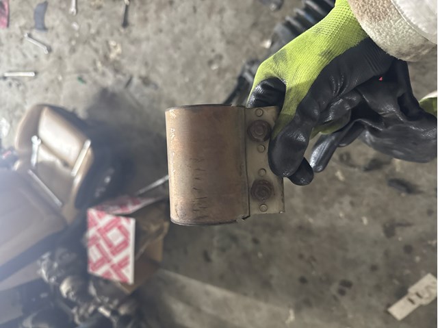 Тримач глушника задній 1K0253141T VAG