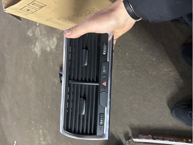 Решітка повітроводу 4L0820951 VAG