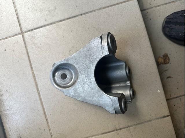 Кронштейн подушки (опори) двигуна, лівої 7L6199307A VAG