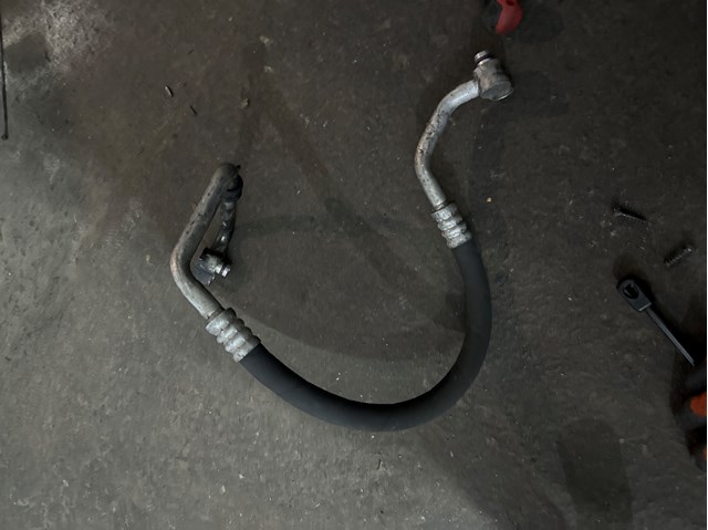 Шланг кондиціонера, від заднього випарювача до компресора 7L6820721BJ VAG