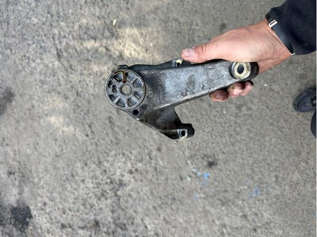 Кронштейн подушки (опори) двигуна, правої 7L8199308F VAG