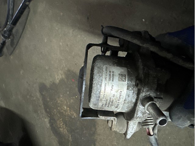 Насос вакуумний 7P0614215A VAG