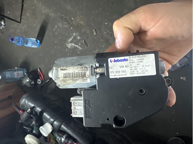 Двигун приводу люка 7P5959591 PORSCHE