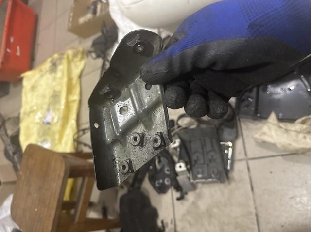 Кронштейн кріплення крила переднього лівого, передній 7P6821151A VAG