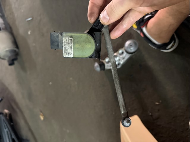 Датчик рівня положення кузова, задній правий 97033302204 PORSCHE