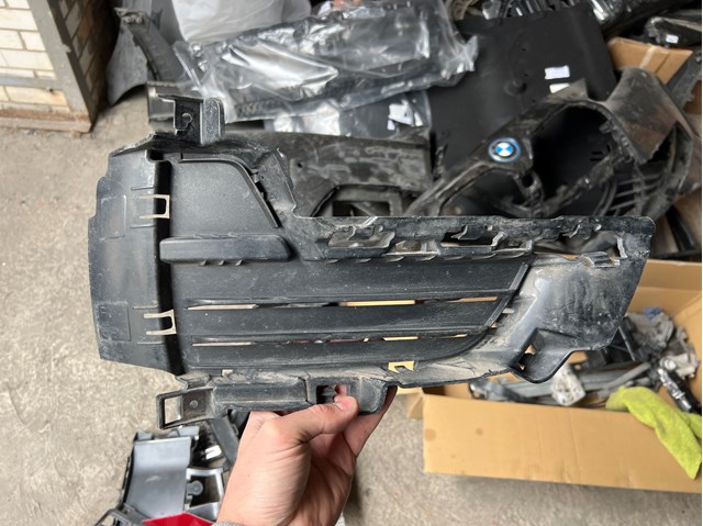 Решітка переднього бампера, права нижня 51117307994 BMW