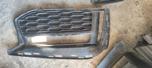 Решітка переднього бампера, права 51118064964 BMW