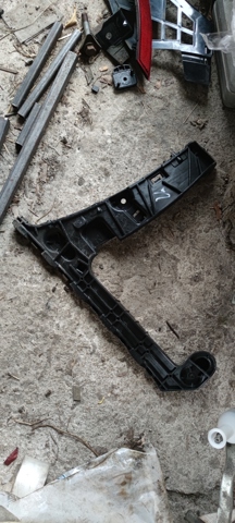 Направляюча заднього бампера, права 8W9807454 VAG
