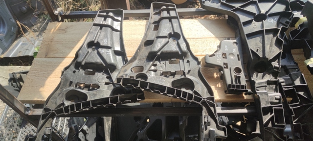 Направляюча заднього бампера, ліва 8Y4807377 VAG