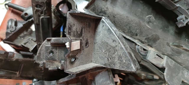 Лівий кронштейн кріплення бампера заднього CV4417D949AC FORD