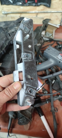 Праве кріплення переднього бампера FT4B17D958AC FORD
