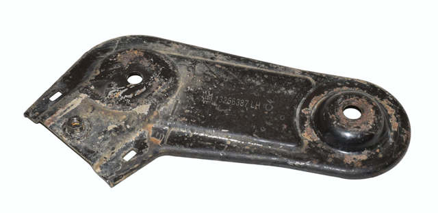 Кронштейн передньої балки 13266387 GM