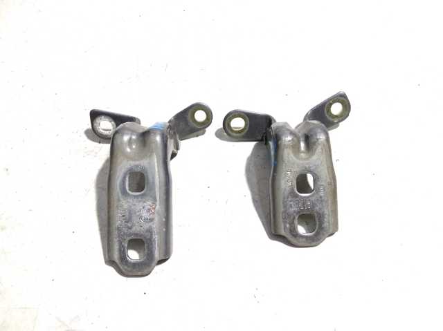 Петля водійських дверей 13583613 GM