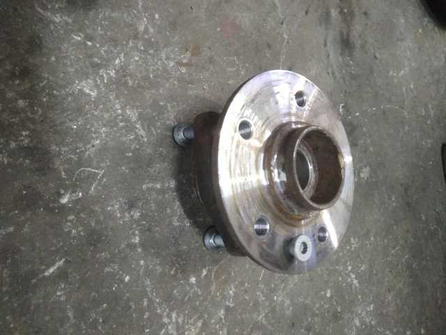 Маточина (передня) 2N0407621C VAG