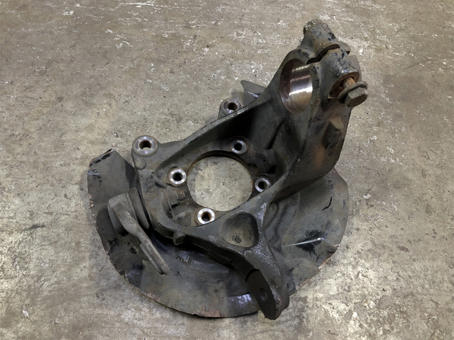 Кулак поворотний передній правий 31216779796 BMW